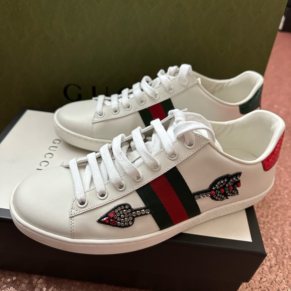 Gucci Shoes - Gucci authentic Shoes Ace Embroidered Arrow White Leather Sneakers Size 38.5/8